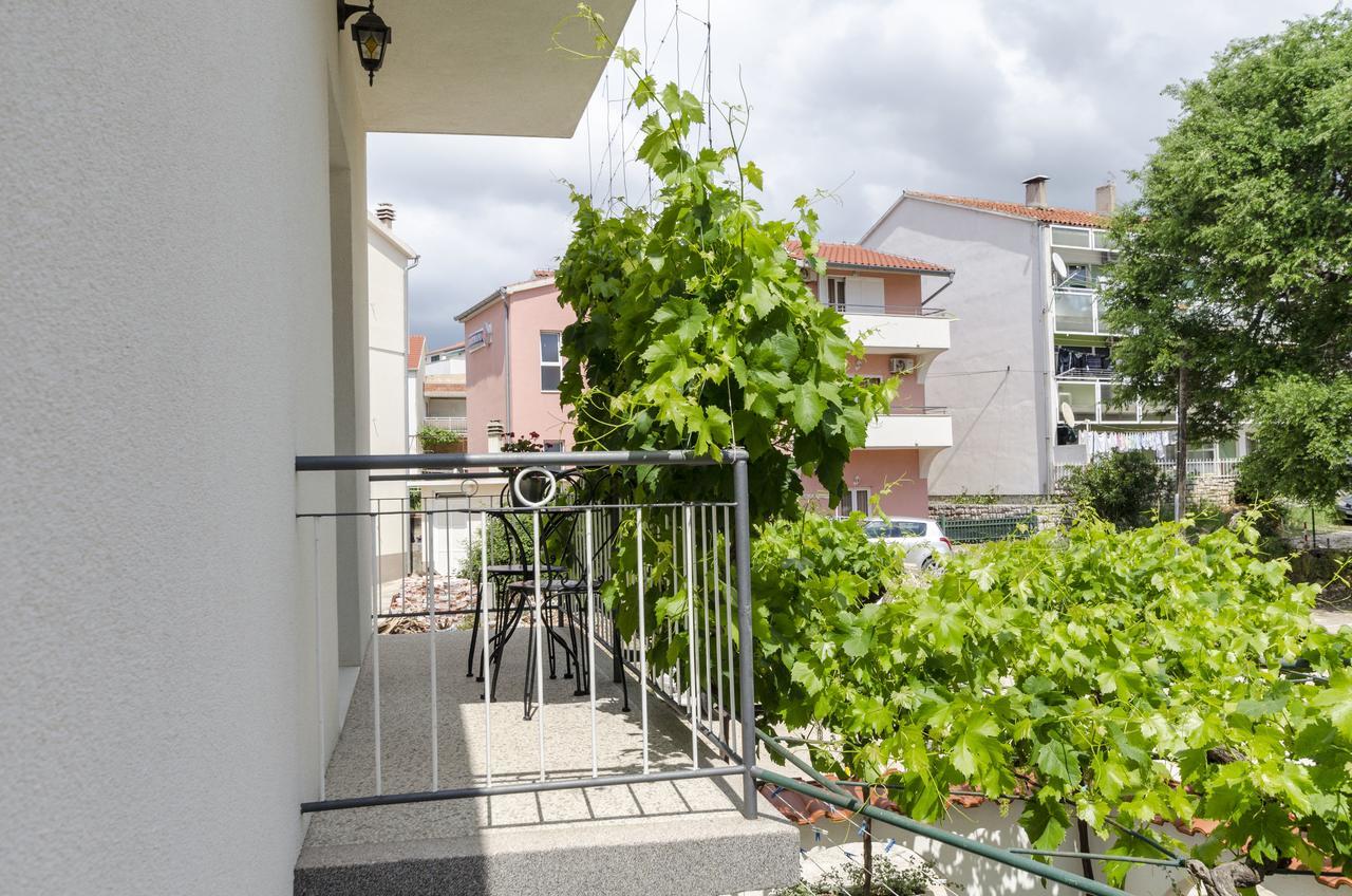 Apartment Antonija Примоштен Экстерьер фото